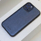 Funda para iPhone Bari de Maison Caviar, protección y estilo, con acabado elegante y detalles en la parte trasera.