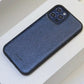 Funda para iPhone Bari de Maison Caviar, protección y estilo, con acabado elegante y detalles en la parte trasera.