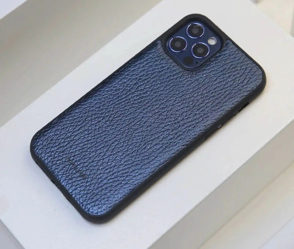 Funda para iPhone Bari de Maison Caviar, protección y estilo, con acabado elegante y detalles en la parte trasera.