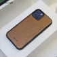Funda para iPhone Bari de Maison Caviar, protección elegante en cuero negro con detalles sofisticados.