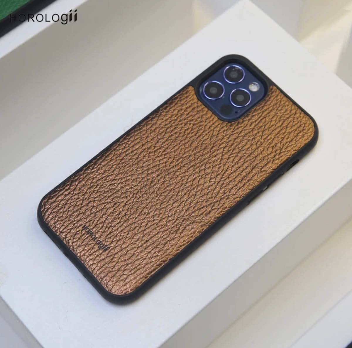 Funda para iPhone Bari de Maison Caviar, protección elegante en cuero negro con detalles sofisticados.