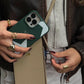 Funda para iPhone Liam de Maison Caviar, protección elegante en diseño minimalista, vista frontal en la imagen.