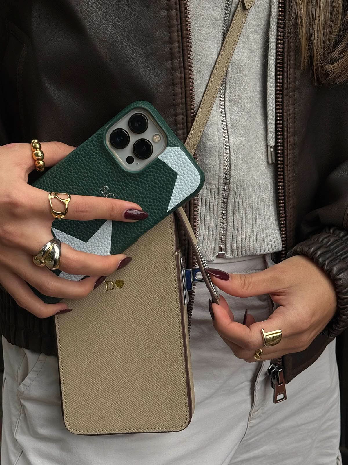 Funda para iPhone Liam de Maison Caviar, protección elegante en diseño minimalista, vista frontal en la imagen.