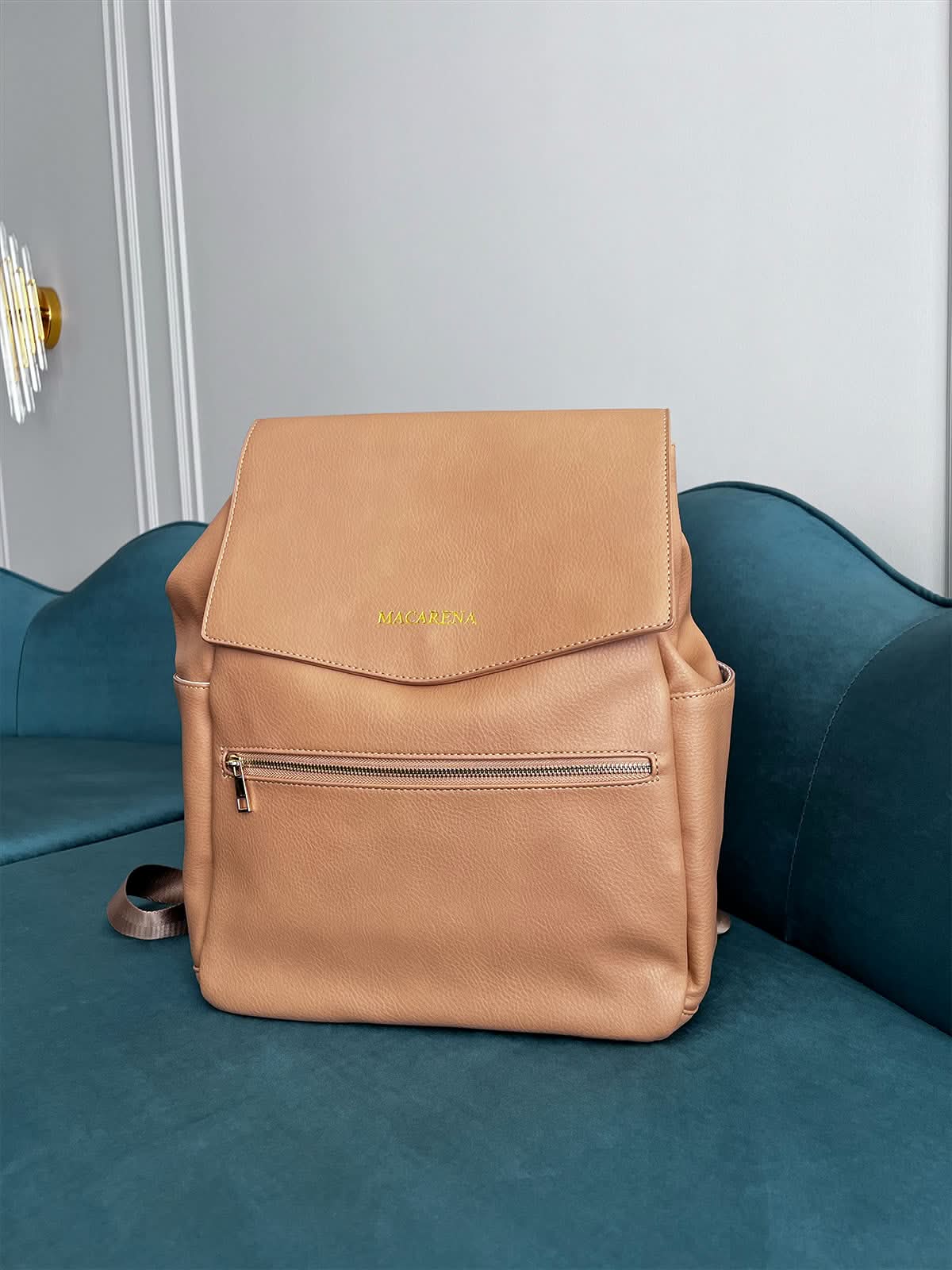 Pañalera Maison Caviar Carter con múltiples compartimentos y asas, en diseño elegante y práctico para llevar accesorios de bebé.