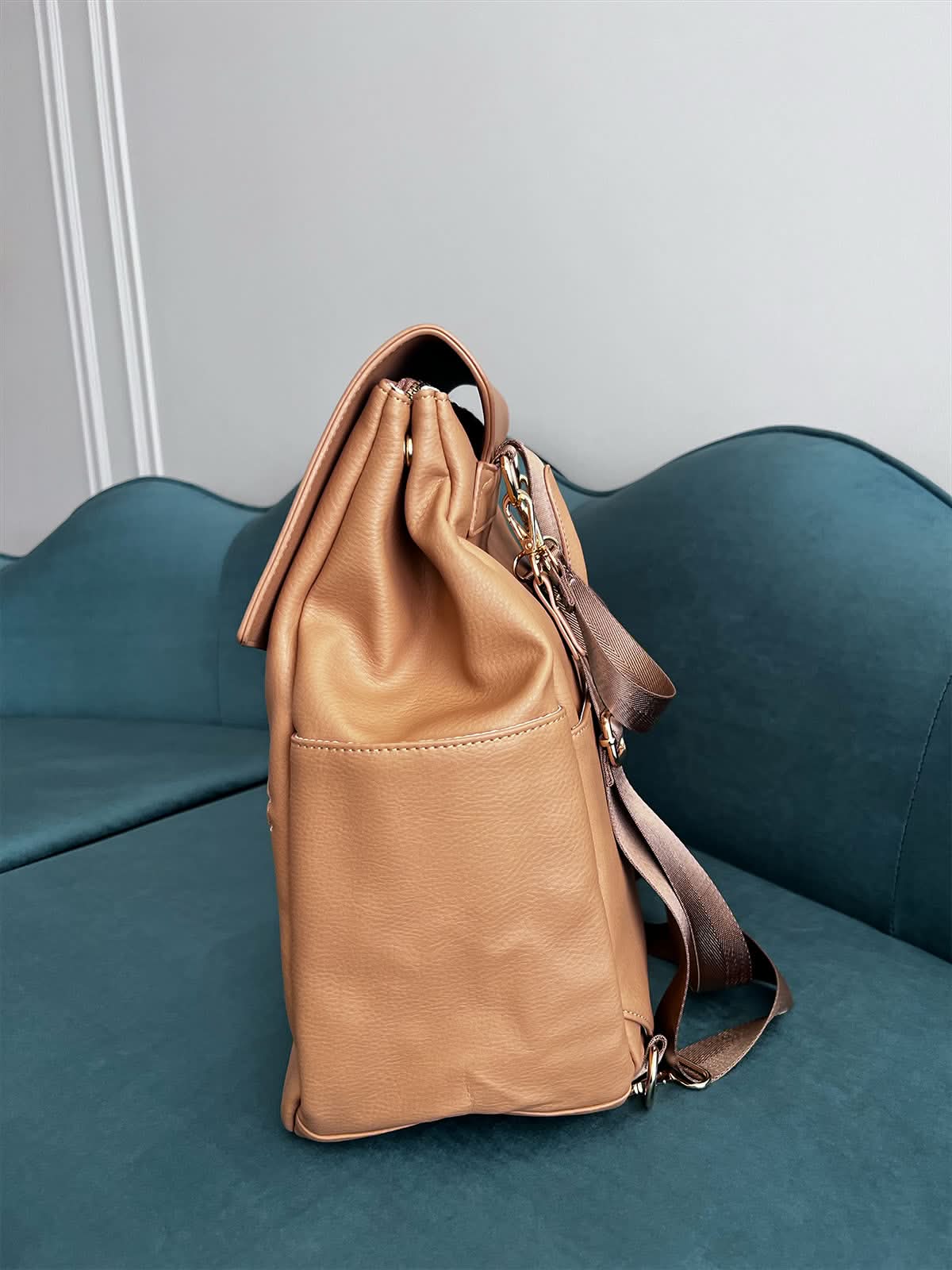 Pañalera Maison Caviar Carter con múltiples compartimentos y diseño elegante, ideal para llevar artículos para bebés.