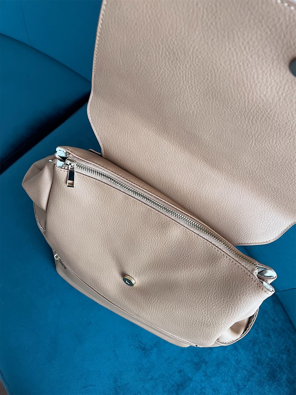 Pañalera Maison Caviar Carter color gris con múltiples bolsillos y asas para llevar cómodamente en paseos con bebé