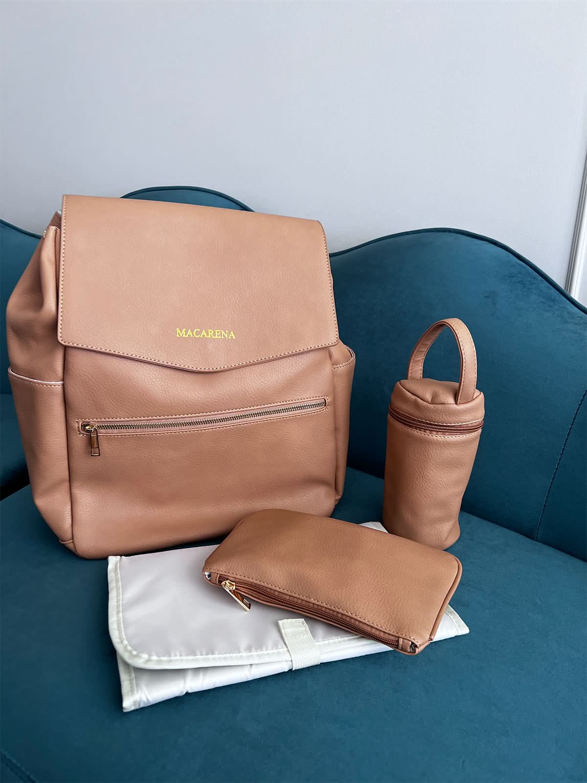 Pañalera Maison Caviar Carter de diseño elegante con múltiples compartimentos y correa ajustable, ideal para llevar artículos para bebé.