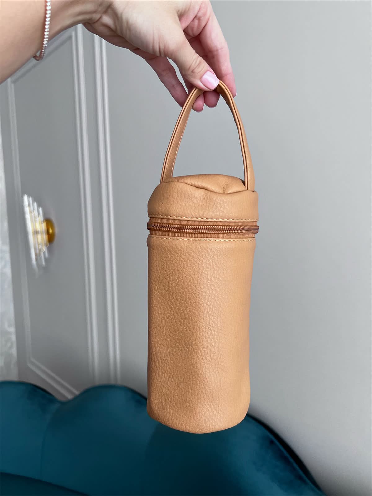 Pañalera Maison Caviar Carter con múltiples compartimentos y diseño elegante, ideal para llevar artículos de bebé.