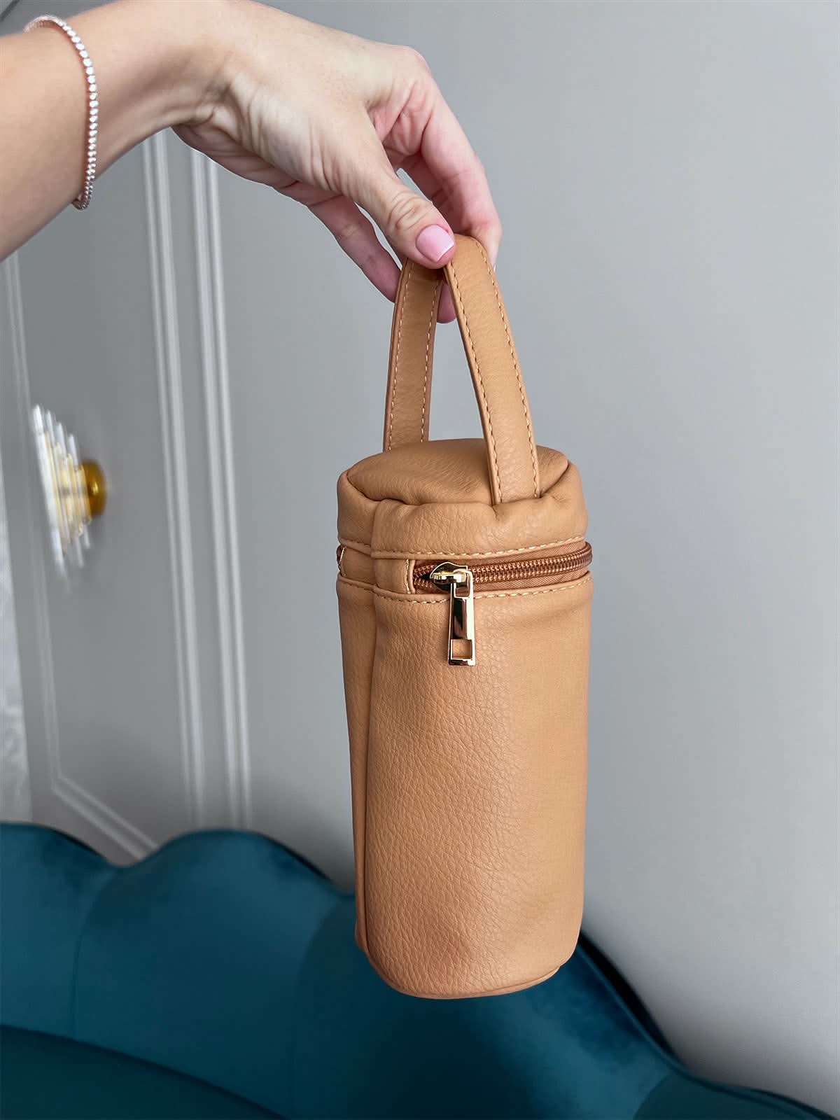 Pañalera Maison Caviar Carter con múltiples compartimentos y asas para llevar cómoda y con estilo.