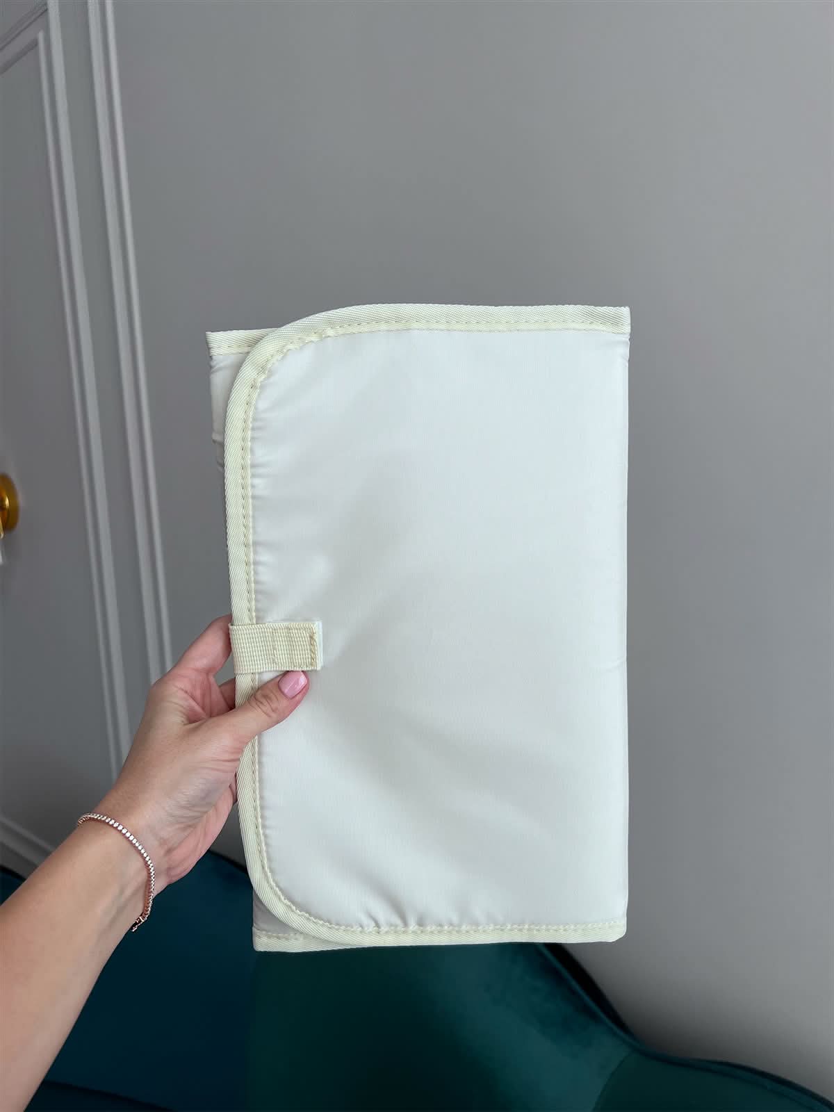 Pañalera Maison Caviar Carter con múltiples compartimentos y asas resistentes, diseñada para llevar artículos para bebé.