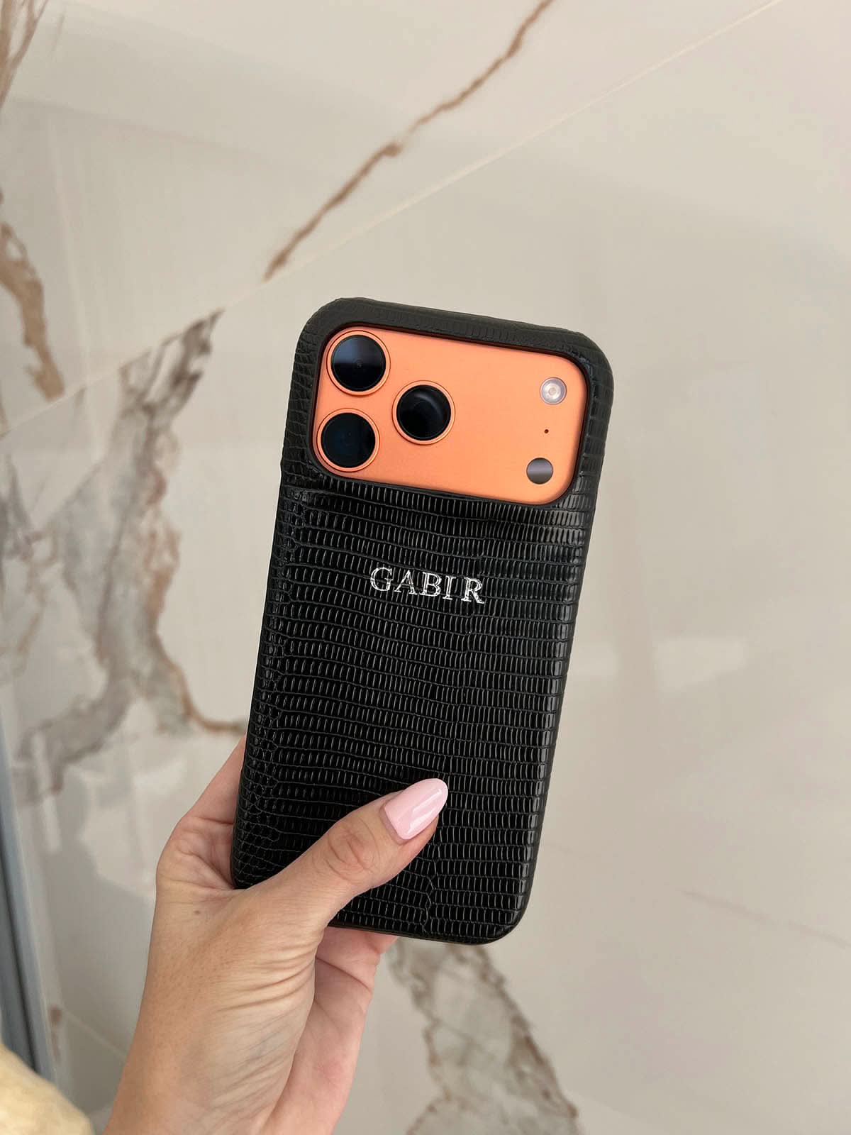 Funda para iPhone Maison Caviar Napoles en color negro con diseño elegante y detalles de lujo.