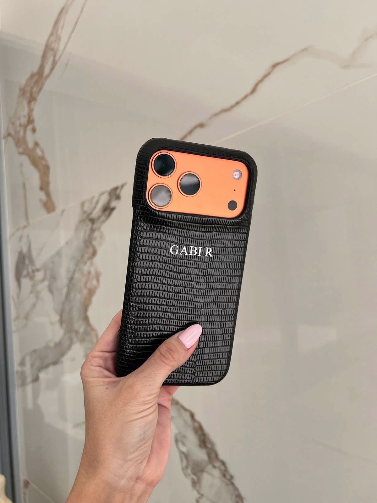 Funda para iPhone Maison Caviar Napoles, protección elegante de cuero con diseño sofisticado, vista frontal del caso en color neutro.