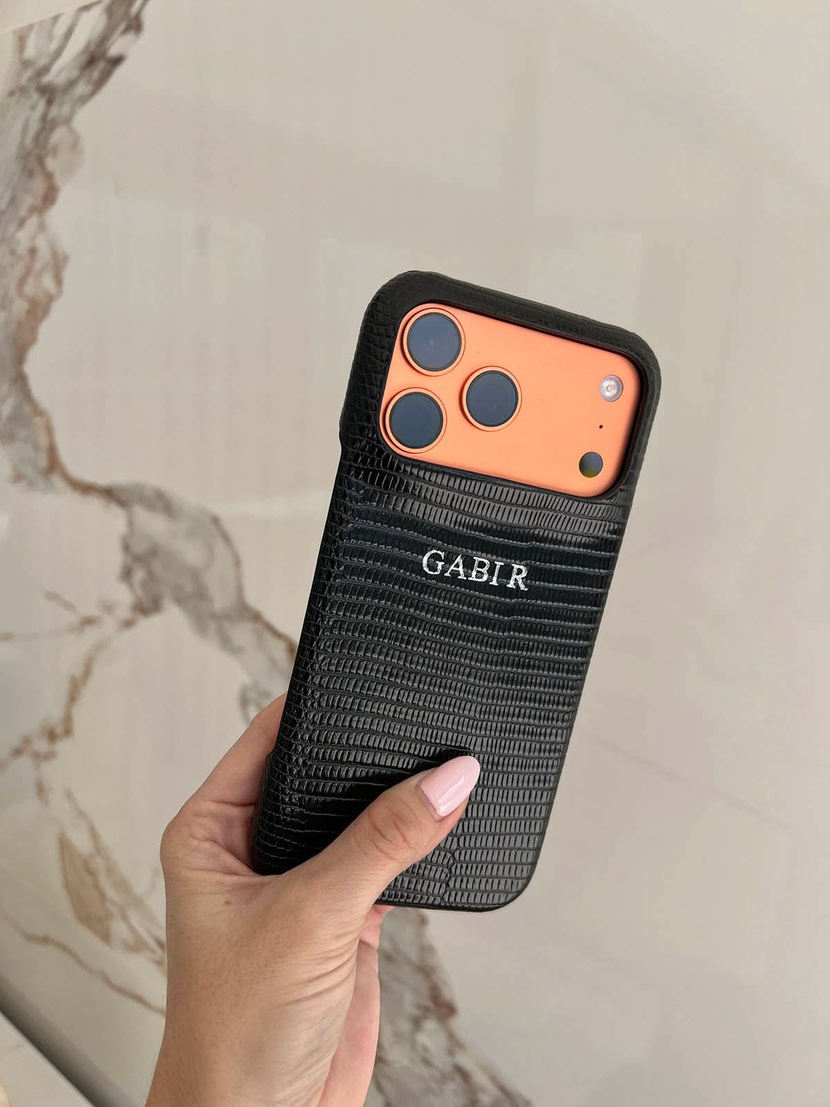 Funda para iPhone Maison Caviar Napoles de alta calidad, con diseño elegante y protección resistente para teléfono móvil.