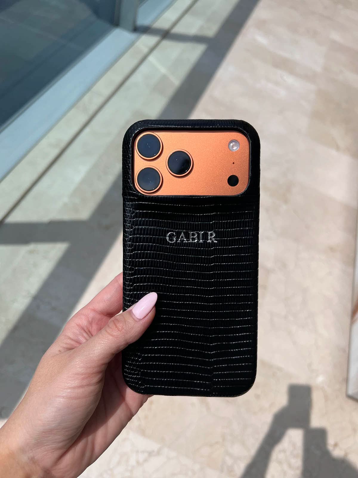 Funda para iPhone Maison Caviar Napoles, protección elegante en color negro con detalles de alta calidad.