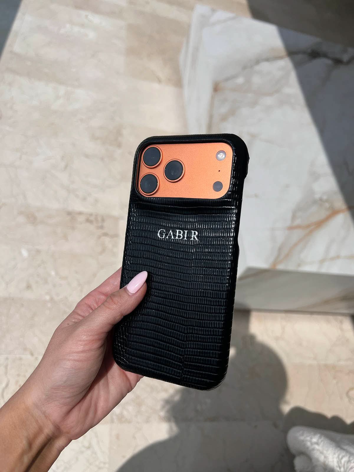 Funda para iPhone Maison Caviar Napoles de cuero con diseño elegante y protección resistente, vista frontal del producto.