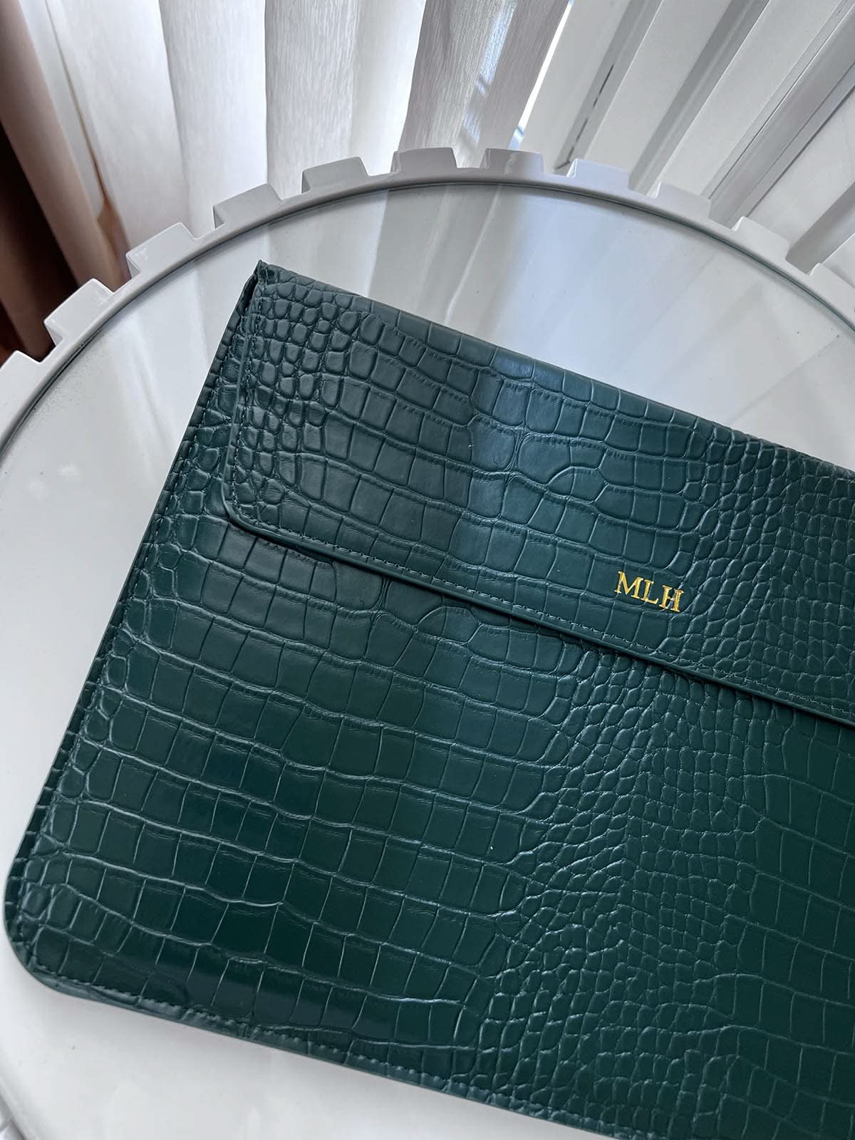 Funda para MacBook Maison Caviar Nobu, protección elegante en color negro con detalles de alta calidad.