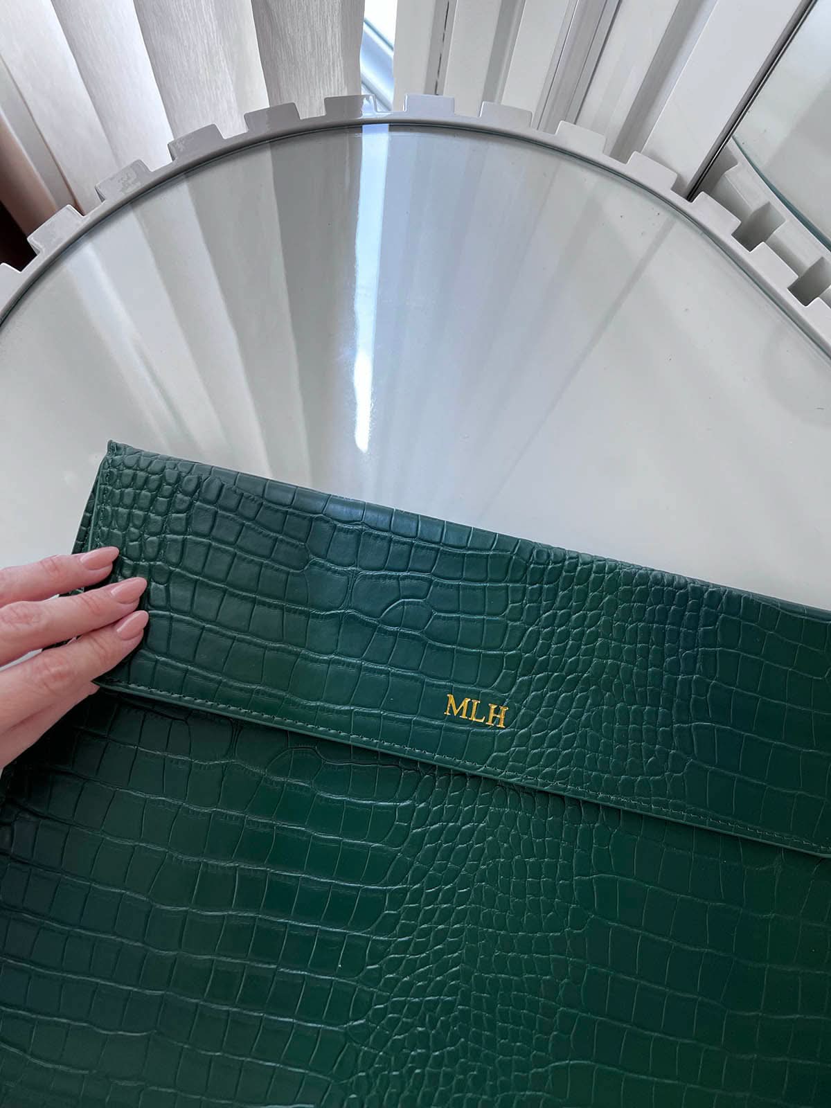 Funda para MacBook Maison Caviar Nobu, protección de cuero elegante en color negro, vista frontal del diseño y cierre.