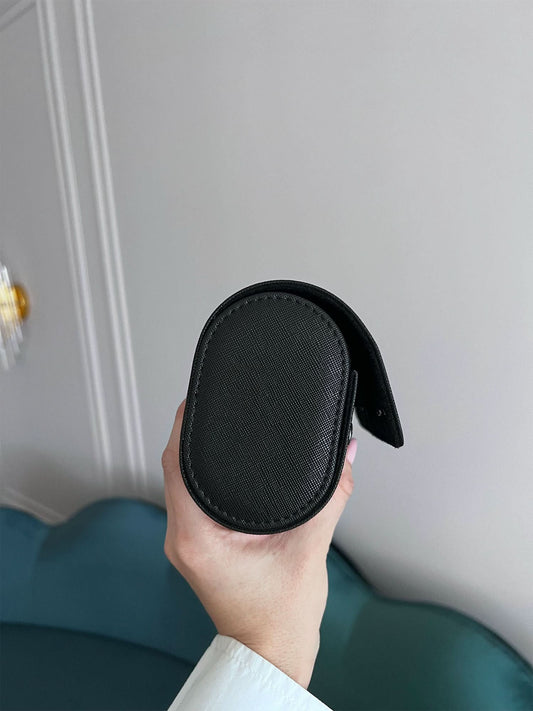 Relojero Maison Caviar Donatto con un puesto para relojes, madera oscura y espacio para exhibir varias piezas de relojería.