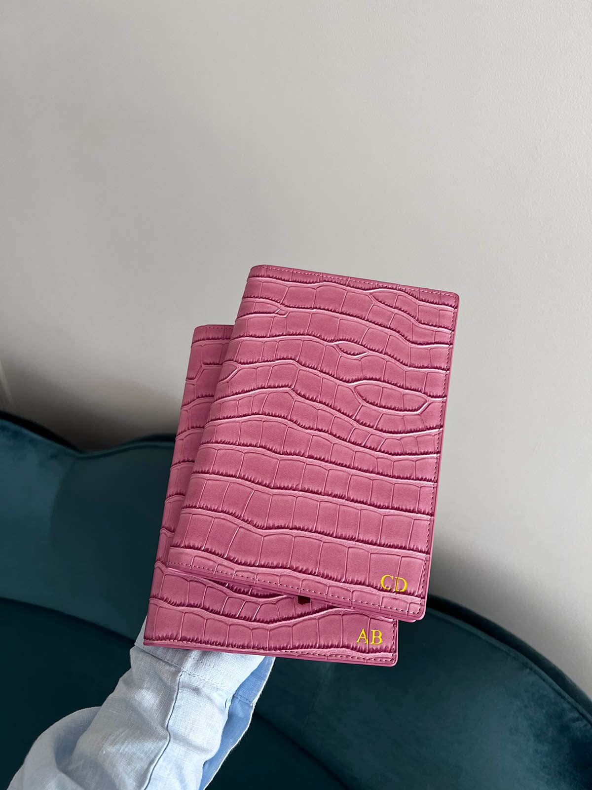 Agenda Sicilia de Maison Caviar, agenda con diseño elegante y dura, abierta mostrando páginas internas en color blanco.