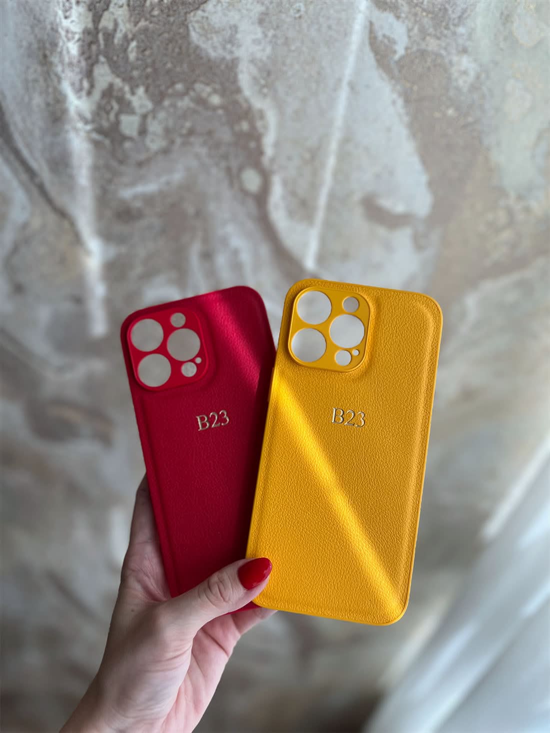 Funda para iPhone Roma de Maison Caviar, protección elegante y duradera, con diseño sofisticado en la imagen.