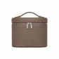 Vanity bag Jade de Maison Caviar en color nude.