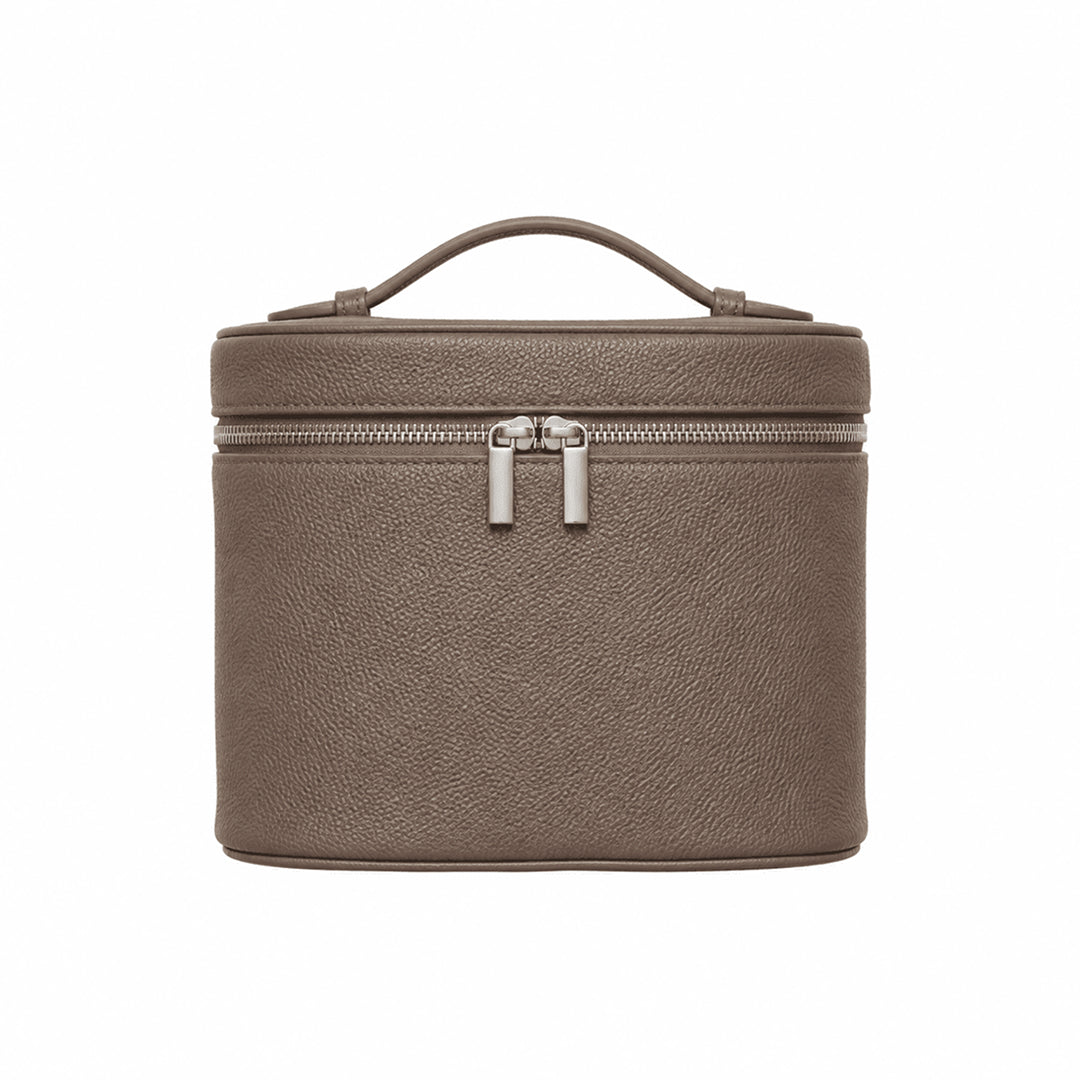 Vanity bag Jade de Maison Caviar en color nude.