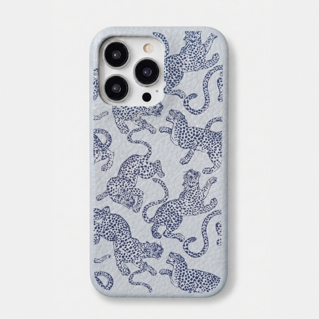 Funda para iPhone Maison Caviar Abby de color azul claro, protectora y elegante para teléfono móvil.