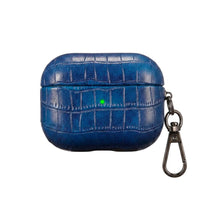 Funda para Airpods Maison Caviar Amsterdam en color azul, protección elegante para auriculares inalámbricos.