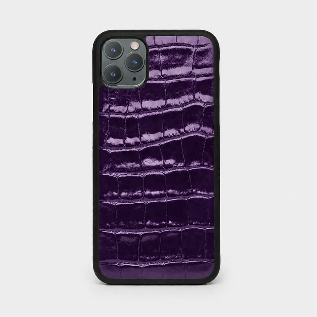 Funda para iPhone Siena de Maison Caviar en color morado, con diseño elegante y protección para teléfono móvil.