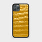 Funda para iPhone Maison Caviar Siena color mostaza, protección y estilo en un diseño elegante y moderno.