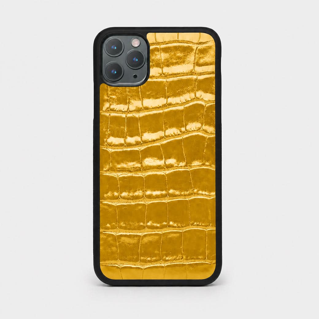 Funda para iPhone Maison Caviar Siena color mostaza, protección y estilo en un diseño elegante y moderno.