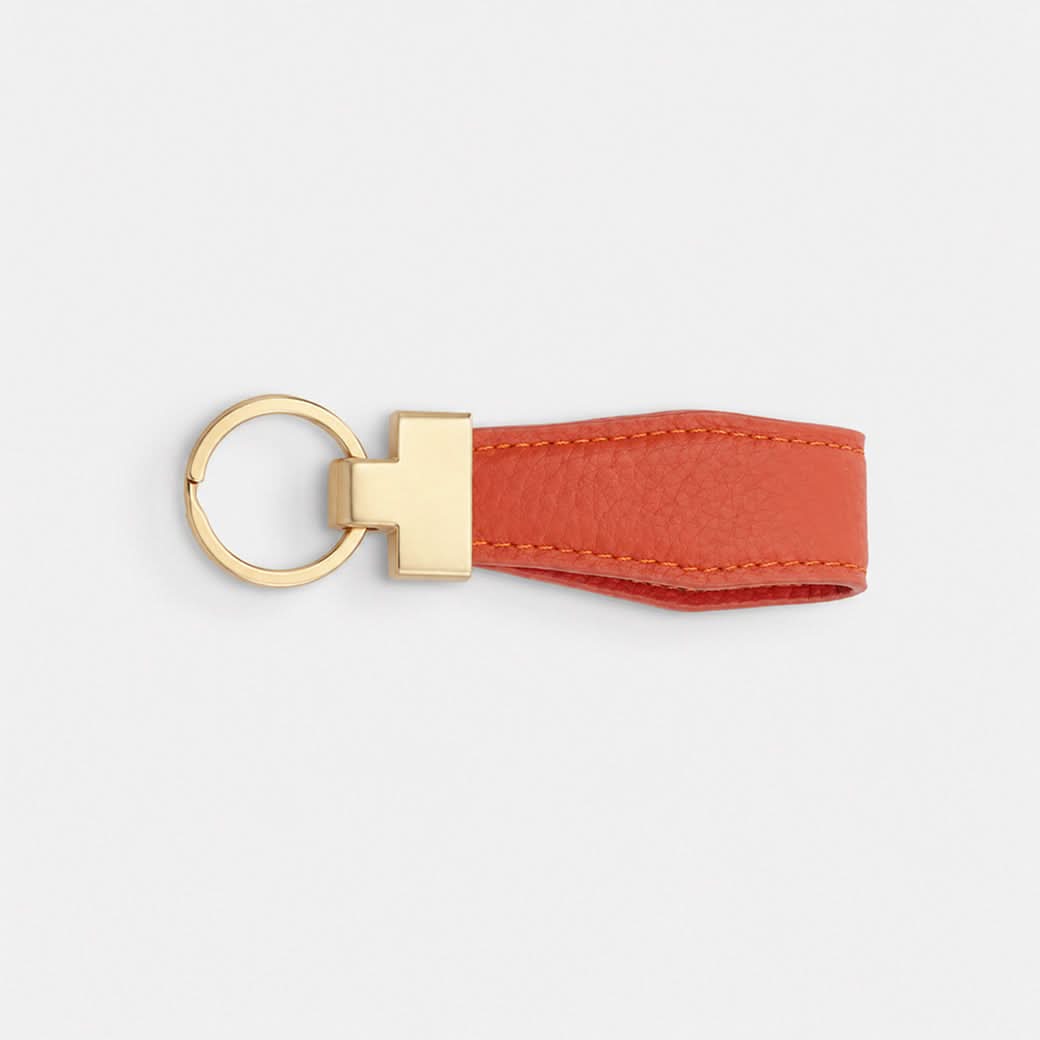 Llavero Maison Caviar Denver de color naranja con diseño elegante, ideal para llaves y accesorios de moda.