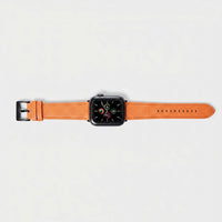 Correa naranja para Apple Watch Maison Caviar, elegante y de cuero, con hebilla en la imagen.