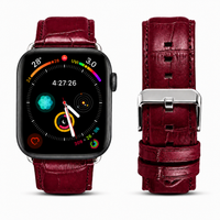 Correa para Apple Watch en color burdeos de la marca Maison Caviar, mostrando el diseño y la textura de la correa.