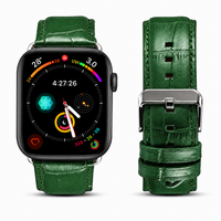 Correa para Apple Watch en color burdeos de Maison Caviar, mostrando el diseño elegante y ajustable.