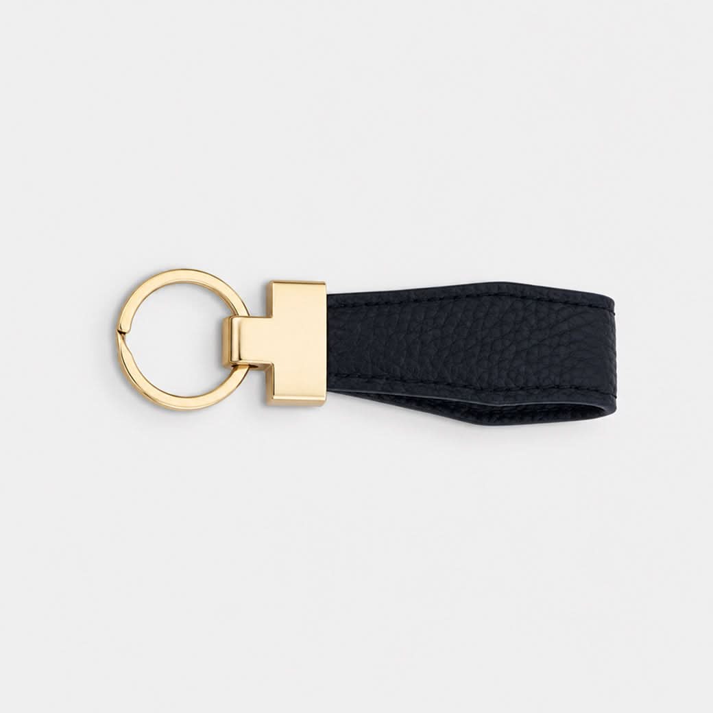 Llavero negro Maison Caviar Denver con diseño elegante y detalles en relieve, ideal para llaves y accesorios.