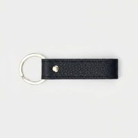 Llavero negro Maison Caviar Capri con diseño elegante y detalles en cuero, ideal para llaves y accesorios.