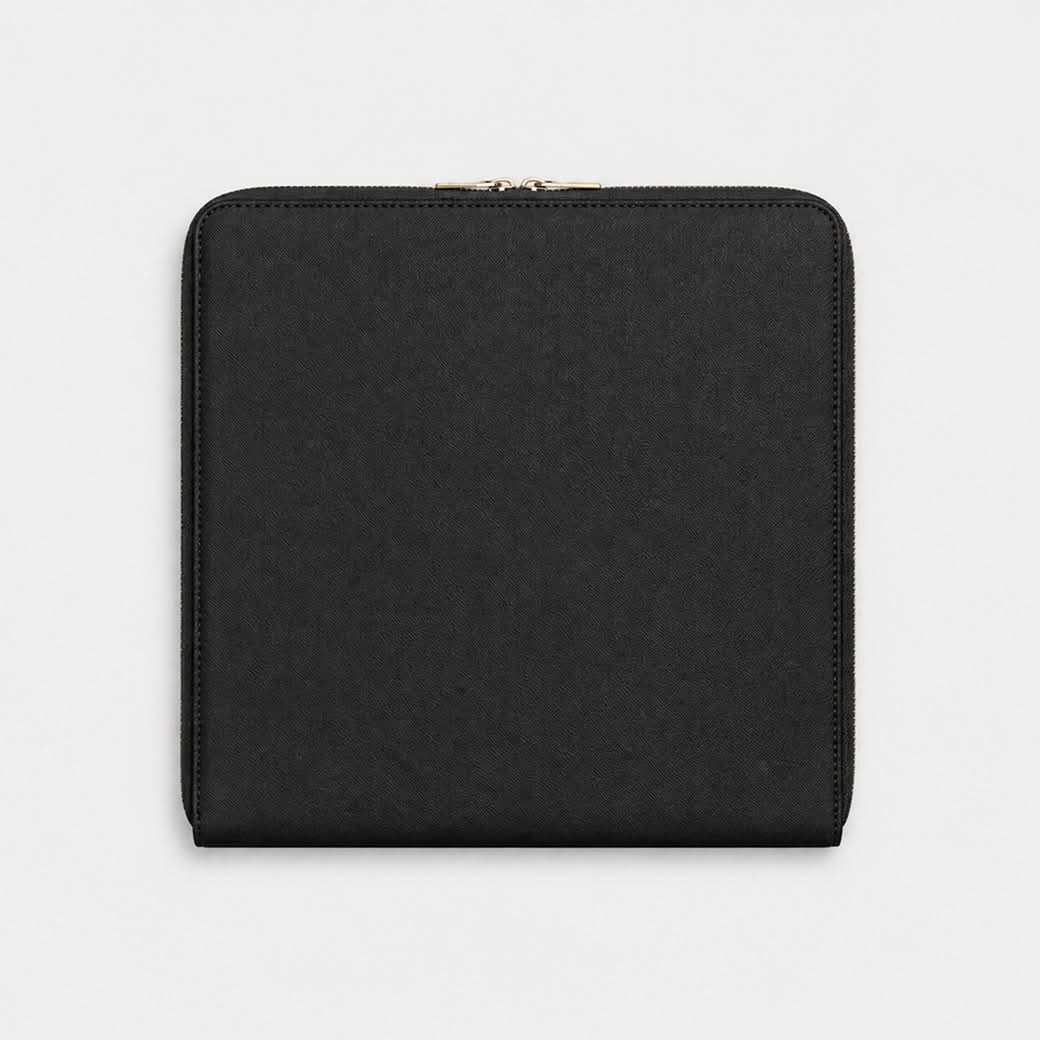 Funda para MacBook Maison Caviar Monaco de color negro, protección elegante para portátil con acabado suave y resistente.