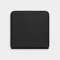 Funda para MacBook Maison Caviar Monaco de color negro, protección elegante para portátil con acabado suave y resistente.