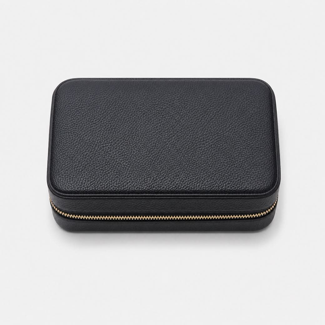 Joyero negro Maison Caviar Londres con compartimentos y cierre, detalles elegantes y diseño compacto.