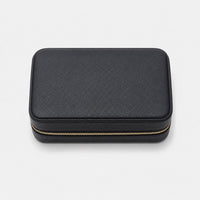 Joyero negro Maison Caviar Londres con compartimentos y cierre, detalles elegantes y diseño compacto.