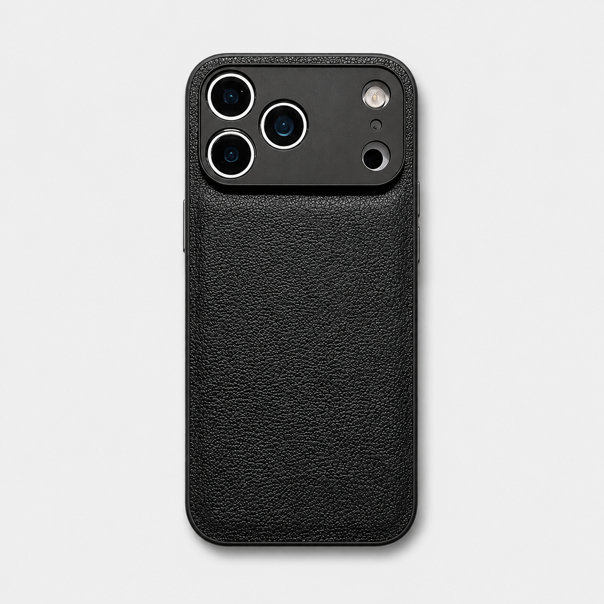 Estuche negro para iPhone de Maison Caviar, diseño elegante y resistente en la imagen.