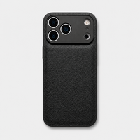 Estuche negro para iPhone de Maison Caviar, diseño elegante y resistente en la imagen.