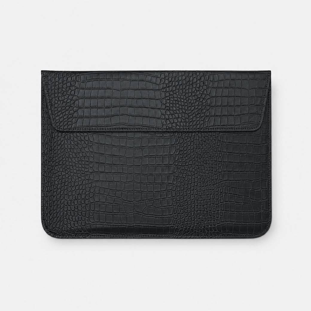Funda para MacBook Maison Caviar Nobu en cuero negro con textura de cocodrilo, protección elegante para portátil.