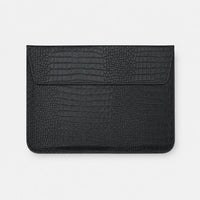 Funda para MacBook Maison Caviar Nobu en cuero negro con textura de cocodrilo, protección elegante para portátil.