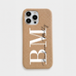 Funda para iPhone Alana de Maison Caviar en color nude, protección elegante y diseño delgado para teléfono inteligente.