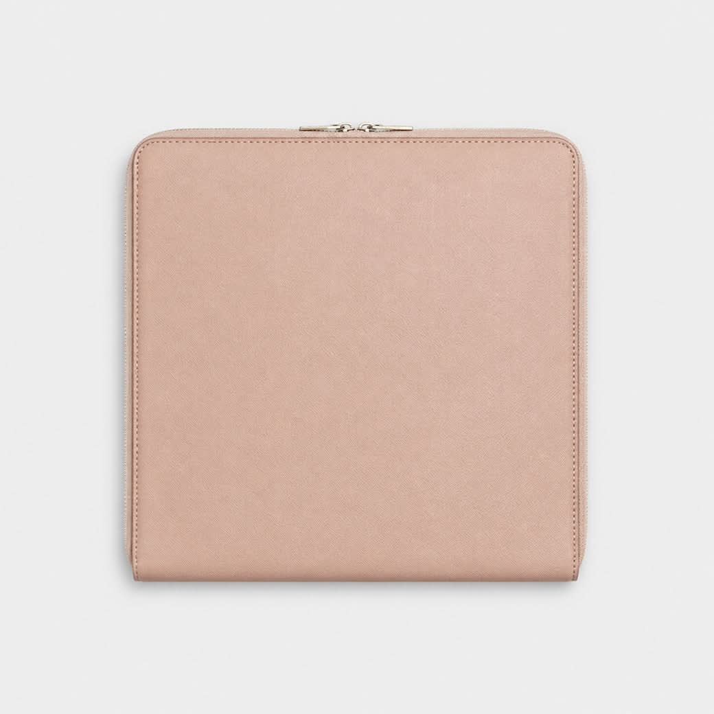 Funda para MacBook Monaco de Maison Caviar en color nude, con diseño elegante y protección para portátil.