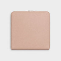 Funda para MacBook Monaco de Maison Caviar en color nude, con diseño elegante y protección para portátil.