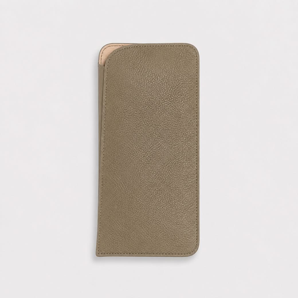 Estuche para gafas Maison Caviar en color nude, funda protectora elegante y compacta para gafas de sol o lectura.