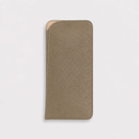Estuche para gafas Maison Caviar en color nude, funda protectora elegante y compacta para gafas de sol o lectura.